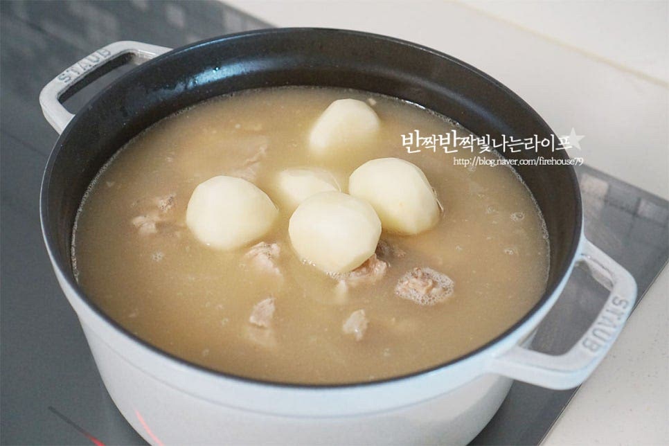 냄비에 삶은 고기와 육수를 넣고 바글바글 끓어오르면 감자를 먼저 넣어줍니다. 육수는 체에 면포를 올려 한번 걸러주어 기름을 제거해 주었습니다. 5분 정도 끓여줍니다. 감자가 1/3 정도 익으면 양념한 시래기를 넣어줍니다. 국물과 어우러지도록 한소끔 끓여줍니다. 10분 정도 더 끓여준 뒤 간을 보고 고추와 대파를 넣어요. 부족한 간은 소금으로 맞추어줍니다. 여기서 밖에서 먹는 맛을 내고 싶다면 조미료를 약간 더해주셔도 좋습니다. 2~3분 끓인 뒤 깻잎과 들깨가루를 넣어요. 두 가지 재료가 들어가면 맛의 풍미가 확 살아난답니다. 상황에 따라 식탁 위에 올려서 바로 끓여드시려면 깻잎과 들깨는 냄비에 세팅한 뒤 끓여드셔도 좋습니다. 보글보글 맛있게 끓는 냄새에 절로 군침이 도는데요. 집에서 만들어 먹는 매력은 푸짐함이죠. 신랑이 좋아하는 등뼈도 듬뿍, 제가 좋아하는 시래기도 넉넉히 넣어 국물 맛이 진하고 건져먹는 맛이 있어요. 영상도 같이 담았어요. 밥이랑 먹음 밥도둑, 술이랑 먹음 술안주로 딱이죠. 얼큰하고 진한 국물에 절로 손이 가는 맛이에요. 감자탕 끓이는법 맛있게 요리해 보아요^^ 끄읕 !