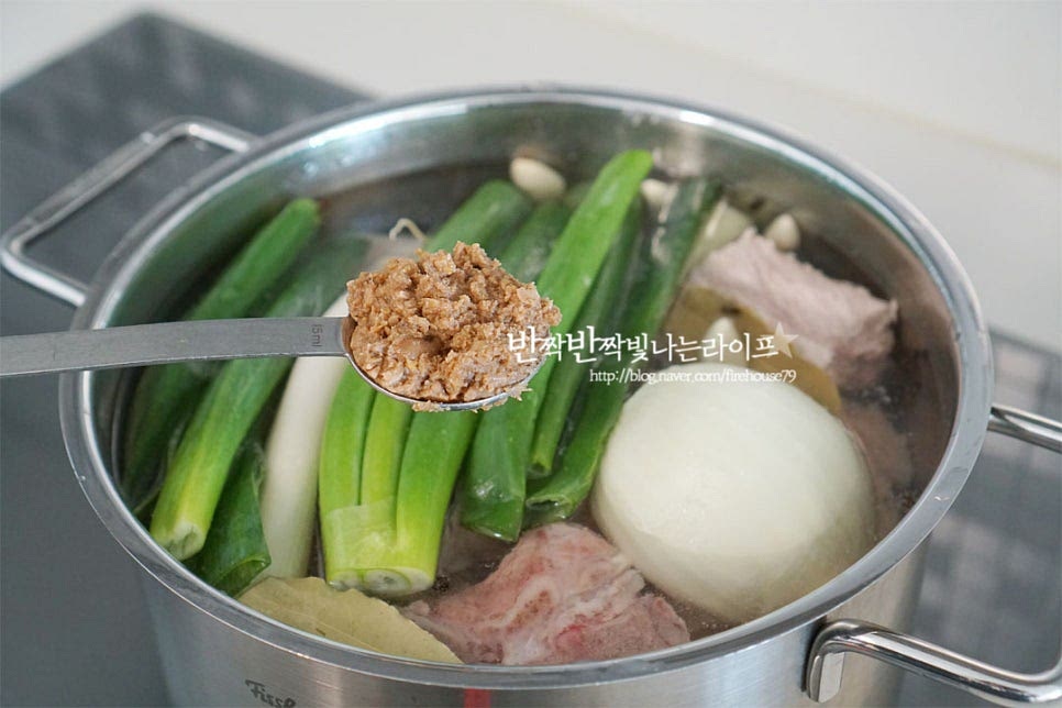 냄비에 데친 고기와 물 3.5L, 된장 1 큰 술 듬뿍, 생강술(청주) 4 큰 술 양파 작은 것 1개, 대파 2대 통마늘 한 줌, 생강 마늘 두 알 크기, 월계수잎 2장, 통후추 12알 넣어줍니다. 냄비 종류나 화력에 따라 물의 양은 가감하여 주세요. 한 시간 이상 푹 삶아줄 것이라 넉넉히 잡아주시는 게 좋아요. 채소를 넉넉하게 넣어 육수를 진하게 우려주었답니다~ 센 불에서 팔팔 끓으면 중불로 낮추어 1시간 30분 정도 푹 끓여줍니다. 1시간 30분 이상 삶으니 고기가 야들야들 부드럽게 잘 익었어요.