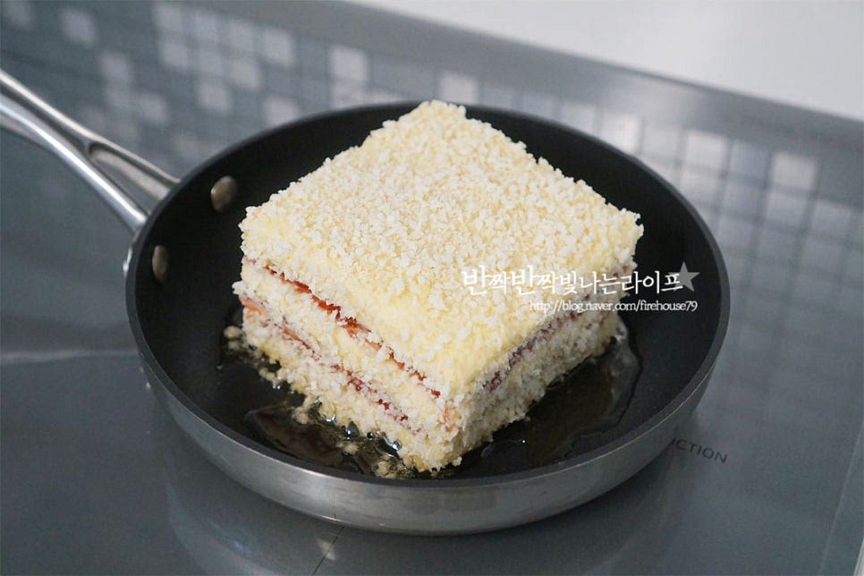 달군 팬에 식용유를 적당하게 두르고 구워줍니다. 바삭바삭 굽기 위해 조금 넉넉하게 둘러주었어요. 골고루 구워질 수 있도록 한면한면 돌려가며 구워주고 타지 않게 중약불에서 속까지 익혀줍니다. 골고루 익으면 버터 1 큰 술을 넣고 고소한 풍미를 끓어올려 더 바삭하게 구워요. 빵가루 옷을 입혀 바사삭 구워졌어요. 먹기 좋은 크기로 잘라줍니다. 속이 보이도록 자른 뒤 마지막에 슈가파우더를 약간 뿌려주면 레스토랑 못지않은 근사한 요리로 맛볼 수 있어요. 속을 듬뿍 채워 만들면 보기만 해도 먹음직스럽답니다. 한입 먹어보면 달콤 짭조름한 단짠의 맛이 어우러지고 바삭바삭함 사이로 부드럽게 녹은 치즈와 햄의 식감, 새콤달콤한 잼의 맛이 없을 수가 없어요. 만들기 과정은 간단하고 맛있답니다. 몬테크리스토 샌드위치 만들기 맛있게 요리해 드세요^^ 끄읕 !