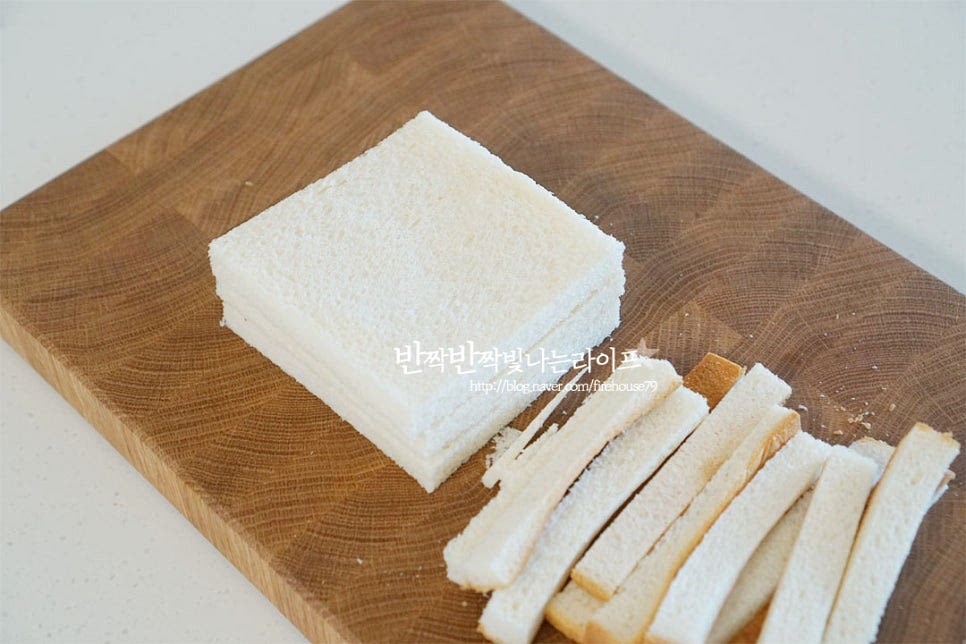 식빵은 테두리 부분을 잘라내어 줍니다. 그대로 만들어도 좋으며 자른 테두리를 갈아 빵가루로 만들어 요리에 활용해 주셔도 좋습니다.