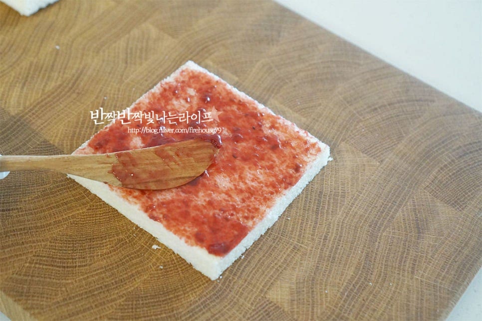 몬테크리스토 샌드위치 만들기 겹겹이 재료를 쌓아 만들어줄 것이라 먼저 한쪽 면에 잼을 넓게 펴발라줍니다. 패밀리 레스토랑처럼 라즈베리잼을 넣어 만들었는데요. 새콤달콤한 딸기나 베리가 들어간 잼이 짭조름한 햄치즈와 잘 어울립니다. 그 위로 치즈를 올려줍니다. 치즈 위로 햄을 올려주는데요. 식감을 풍성하게 만들기 위해 얇은 햄을 반으로 접어 겹쳐 올려주었어요. 짠맛에 따라 조금 푸짐하게 넣어주어도 좋으며 닭가슴살햄이나 잠봉 등 여러가지 종류를 활용해 주셔도 됩니다. 그 위로 다시 치즈를 올린 뒤 잼을 바른 빵으로 덮어줍니다. 달콤 짭조름한 맛을 살린 햄치즈 샌드위치로 잼의 단맛을 줄이고 싶다면 중간에 마요네즈와 머스터드를 섞어 식빵에 발라주면 되어요. 위와 같은 과정을 한 번 더 반복하여 세장 사이로 속을 채워 쌓아줍니다.