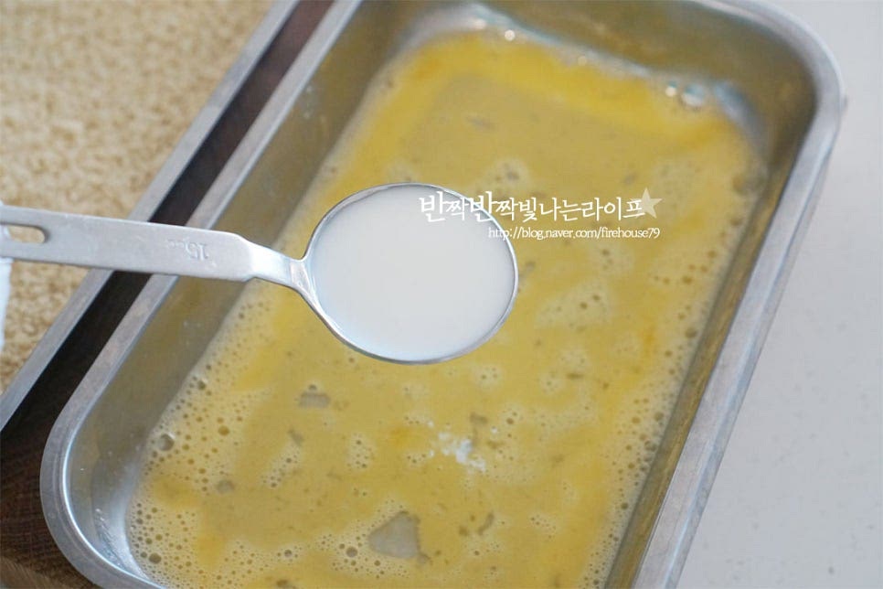 바삭하고 고소하게 구워주기 위해 달걀물과 빵가루를 입혀줄 것이에요. 달걀 1개에 우유 2 큰 술, 소금 한 꼬집을 넣어줍니다. 우유를 넣어주면 보다 촉촉하고 부드러운 샌드위치 만들 수 있어요. 전체면을 굴려가며 골고루 계란 물이 스며들도록 입혀줍니다. 빵가루를 골고루 입혀줍니다.