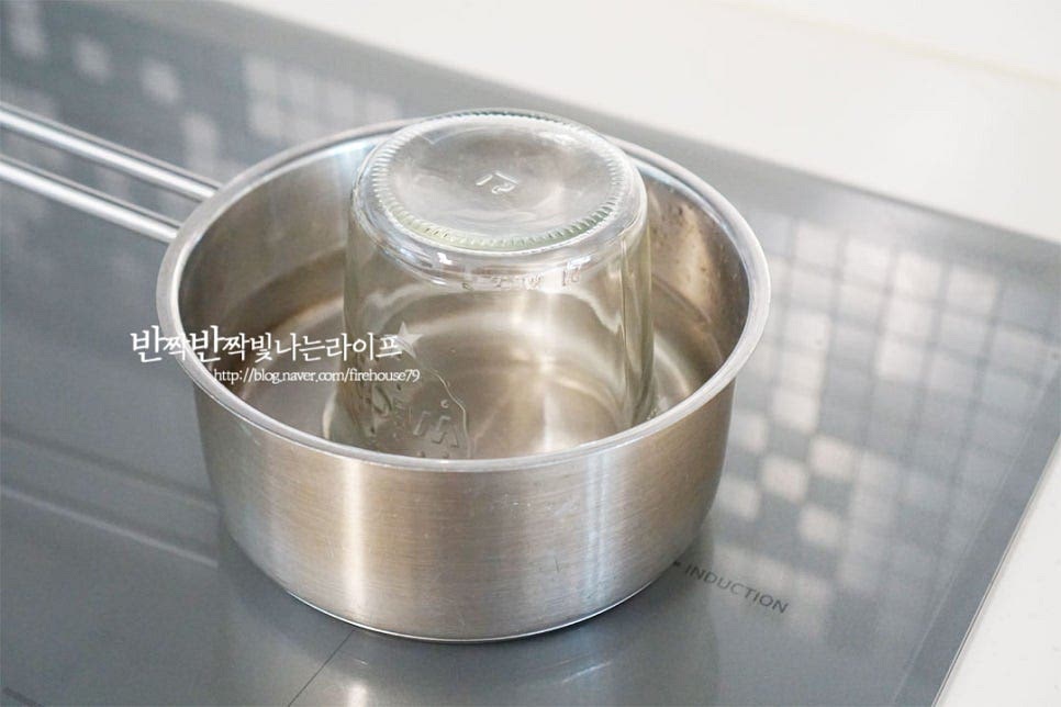 보관할 밀폐 유리병은 열탕소독한 뒤 물기를 건조하여 준비해요. 물기가 마르면 설탕이 녹은 청포도청을 담아줍니다. 바로 먹어도 되지만 냉장고에서 2~3일 숙성해 준 뒤 먹으면 향이 더 깊게 어우러져 맛이 좋습니다.