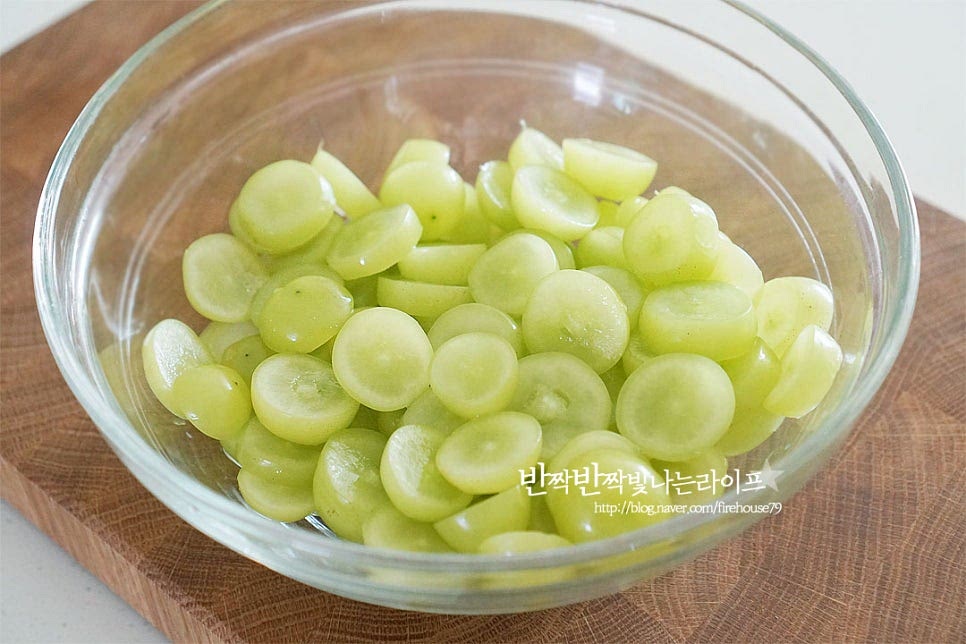 넉넉한 크기의 볼에 자른 샤인머스켓을 넣어요. 오래 두고 먹기보다 2~3주 내로 먹는 게 좋아 한 번에 너무 많이 담그기보다 적당량씩 만들어 먹는 게 더 맛이 좋아요. 기본적인 과일청 설탕 비율은 1 : 1인데요. 오래 보관은 가능하지만 샤인머스켓이 청포도 중에서도 당도가 높아 설탕량을 줄여 만들었어요. 손질한 포도알 기준 70~80% 정도로 넣었습니다. 단맛을 풍부하게 해주기 위해 레몬즙도 넣어줍니다. 포도향에 더해지는 새콤한 레몬과즙이 달콤한 맛의 풍미를 끌어올려 주고 색도 더 선명하고 예쁘게 해준답니다. 가볍게 섞어준 뒤 상온에 그대로 두어 설탕을 녹여줍니다. 입자가 고운 설탕이라 1시간 정도 두니 과즙과 함께 잘 녹았어요.