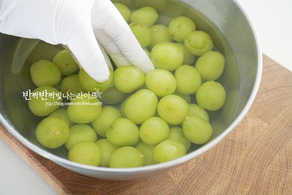 청포도는 알알이 분리하여 식초를 희석한 물에 담가 씻은 뒤 서너 번 헹구어줍니다. 세척 후 물기를 제거해 줍니다. 과일청을 만들 때 물기를 꼼꼼하게 제거해 주어야 곰팡이가 생기지 않게 보관할 수 있어요. 포도알을 크기에 따라 2~3등분 하여 줍니다. 가로로 잘라주었는데 세로로 썰어주어도 좋습니다. 조금 큼직하게 잘라주면 숙성되었을 때 식감이 좋습니다.