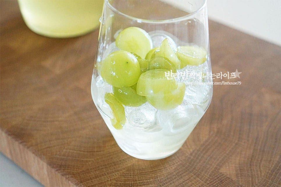 청포도에이드를 만들기 위해 유리잔에 얼음을 1/3 이상 채워 넣고 청을 3~4 큰 술 넣어줍니다. 단맛 향에 따라 양을 조절하여 연하기를 맞추어 주세요. 탄산수를 부어 완성한 뒤 청량해 보이도록 허브를 곁들여 주었습니다. 초록 색감이 싱그러운 샤인머스켓 에이드는 청포도의 향과 달콤함으로 채워져 시원하게 마시면 잘 어울리는데요. 단맛이 풍부한 과일이라 레몬즙을 더해주었더니 더 풍부하고 맛있어졌답니다. 영상도 같이 담았어요. 간단하게 만드는 청포도청 만들어 저장해두면 과육을 그대로 먹는 것과는 또 다른 요리로 산뜻함을 내내 맛볼 수 있답니다. 청포도 에이드 만들기 달콤하고 상큼한 샤인머스켓 맛을 가득 담아 시원하고 맛있게 즐겨보세요^^ 끄읕 !