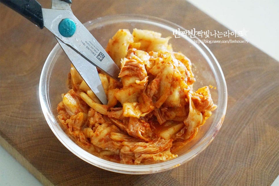 볶음밥의 맛은 잘 익은 재료로 만들어야 깊은 맛을 낼 수 있습니다. 짠맛에 따라 양을 조절해 넣어주고 깔끔하게 맛을 내기 위해 김칫소는 덜어내고 먹기 좋게 한 입 크기로 잘라줍니다. 가위를 활용하면 국물이 도마에 묻어나지 않아 간편해요. 참치는 작은 캔을 준비해 미리 뚜껑을 열어둡니다. 통조림캔의 유해 성분인 퓨린을 공기 중으로 날려주는 것입니다. 그리고 채망에 올려 살코기와 기름을 분리해 줍니다. 참치기름은 나중에 함께 볶아줄 것이에요. 파 기름을 내어줄 대파는 송송 잘게 썰어줍니다.