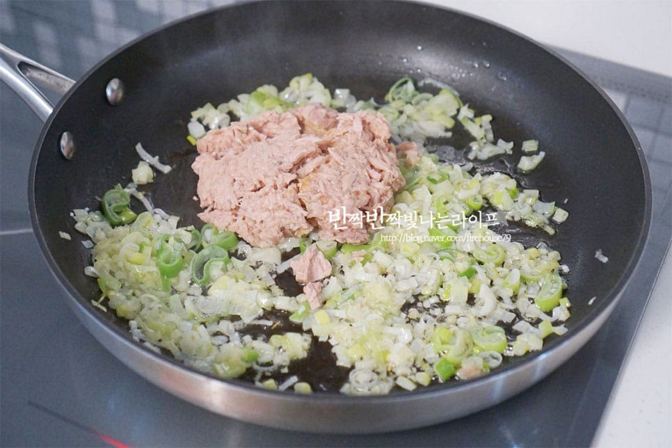 파기름을 만든 뒤 참치를 넣고 함께 볶아줍니다. 재료가 어우러지도록 볶은 뒤 황설탕 1/2 큰 술을 넣어줍니다. 설탕이 녹으면서 약간 눌어붙도록 볶아 단맛 감칠맛을 더하고 신맛을 잡아줄 것입니다. 새콤한 맛에 따라 설탕량은 조절해 주셔도 됩니다. 설탕이 녹아 윤기가 나면 한쪽으로 밀어두고 진간장 1/2 큰 술을 넣어줍니다. 지글지글 태우듯이 끓여 풍미를 더합니다. 수분을 날려 향을 더해 전체적으로 볶습니다. 썰어둔 김치, 고운 고춧가루 1/3 큰 술을 넣어줍니다. 고춧가루와 어우러지도록 타지 않게 볶아줍니다. 이때 수분이 부족하다면 물을 조금 넣어도 좋아요. 참치와 양념이 어우러지면 찬밥을 넣고 섞어줍니다. 즉석밥을 넣는다면 데우지 않고 그대로 넣어주세요. 그럼 밥알 사이로 맛이 스며들면서 고슬고슬 깊은 맛을 낼 수 있어요. 밥알이 풀어지도록 센 불로 볶아줍니다. 백종원 김치볶음밥은 흰색 MSG를 약간 더해주면 파는 맛에 가까워진다고 합니다, 넣지 않아도 맛있어요. 참기름과 통깨 약간 넣고 마무리합니다. 마지막에 고소함을 더해준답니다.