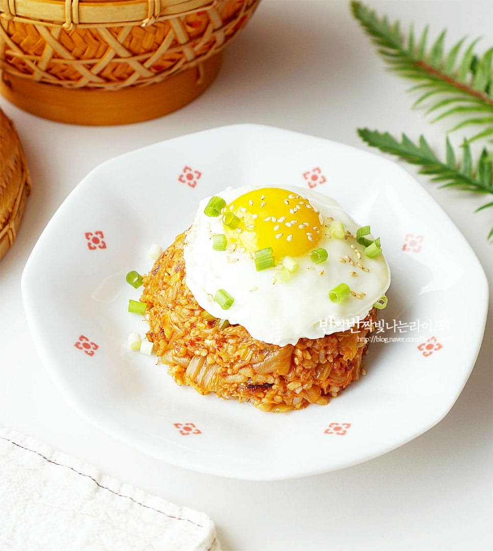 그릇에 푸짐하게 담은 뒤 달걀프라이를 올리고 통깨, 쪽파 약간 뿌려 완성했어요. 김가루나 치즈를 올려도 맛있어요. 간단한 레시피로 만들 수 있는 메뉴 참치김치볶음밥 만드는 법 입니다. 재료 하나만 넣고 만들어도 매콤 고소하게 맛있지만 참치를 더하면 더 풍성하게 맛볼 수 있답니다. 설탕, 간장, 고춧가루를 더해 더 진한 맛을 내어보세요. 김치볶음밥 맛있게 만들어드세요. 끄읕 !