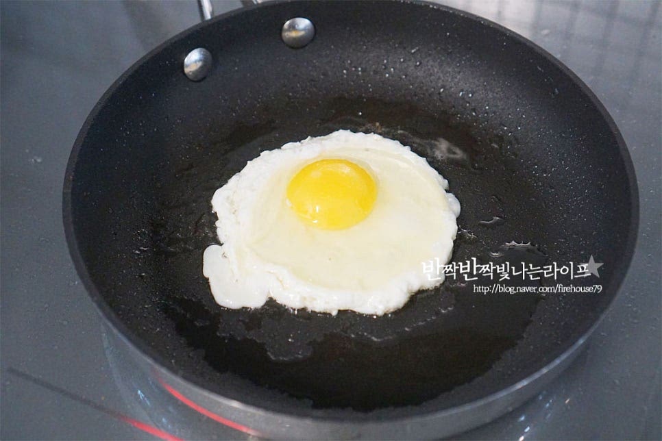 김가루나 계란프라이를 곁들이면 더 맛있게 맛볼 수 있어요. 계란은 바삭하게 튀기듯이 반죽으로 구워줍니다.