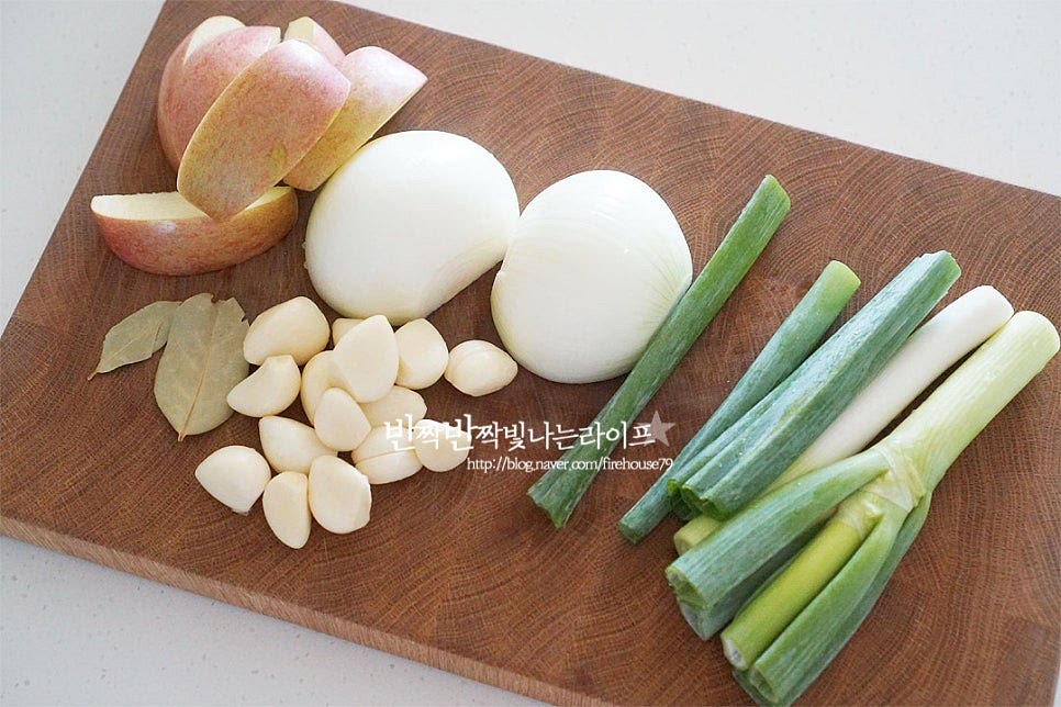 잡내를 잡기 위한 향신재료와 육질을 부드럽게 삶기 위해 사과를 준비했어요. 사과는 생략 가능하며 넣으면 은은하게 단맛도 나고 저수분으로 조리할 수 있어요. 압력솥에 넣기 좋도록 대파와 양파는 큼직하게 썰고 마늘은 꼭지를 제거해 줍니다.
