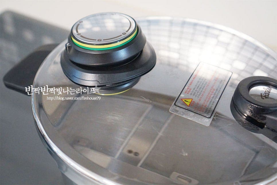 육수 재료를 넣고 압력솥을 강불 위에 올려줍니다. 센 불에서 끓이다가 얍력추가 올라오면 중불로 낮추어 12~15분 삶아줍니다. 압력솥 종류에 따라 조리 시간을 조절해 주세요. 중불로 12분 삶다가 불을 끄고 뜸을 들인 뒤 뚜껑을 열어보면 야들야들 부드럽게 삶아졌어요. 냄비에 재료를 넣고 삶는 것보다 압력솥은 시간이 단축되어 더 간단하게 수육삶는법 음식을 만들 수 있어요. 육즙이 촉촉하게 맛있게 삶겼어요.