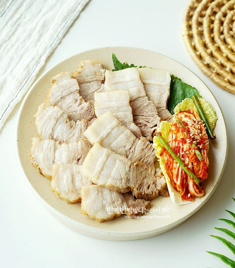 한입에 먹기좋은 크기로 썰어 접시에 푸짐하게 담아줍니다. 겉절이 만든 게 있어 같이 곁들이니 고소하고 야들야들 맛있게 완성입니다. 영상도 같이 담았어요. 삼겹살 수육 맛있게 삶는법은 돼지고기 잡내를 제거하고 압력솥 삶는 시간에 맞게 익힌 뒤 뜸을 들여주면 간단한 레시피로 완성입니다. 고소하고 촉촉한 수육 만들어드세요. 끄읕 !