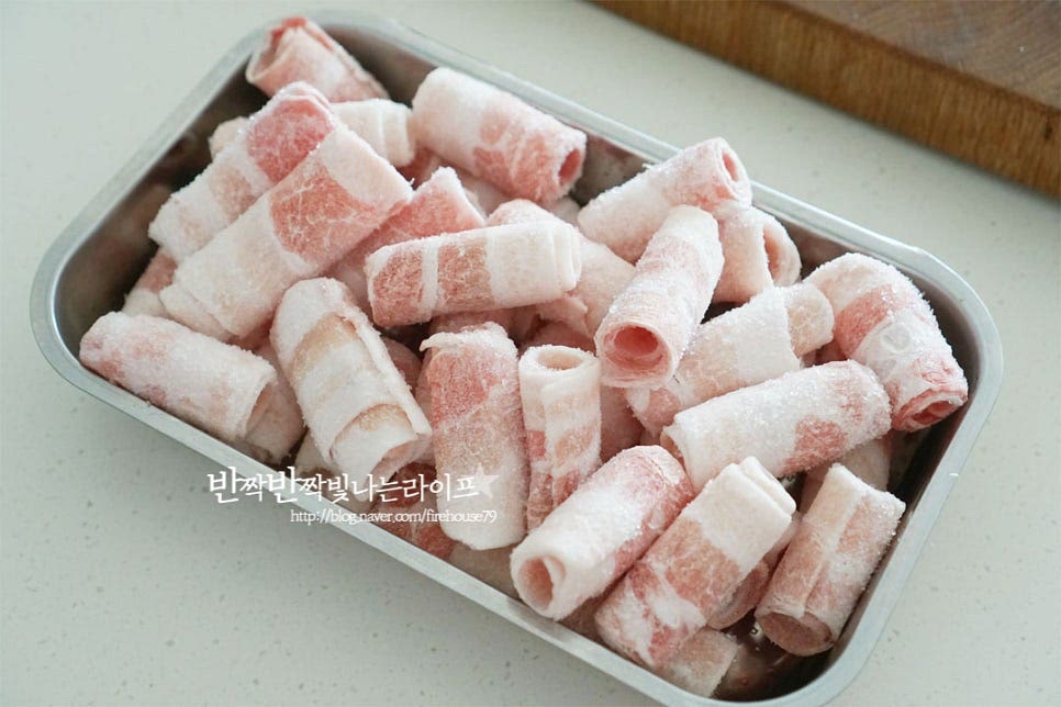 대패삼겹살도 300g 정도 준비했습니다. 냉동실에 소분해두고 먹기 좋은 얇게 썬 대패를 활용하면 콩불 레시피 양념에 재우지않고 바로 볶아서 요리하기 좋습니다. 대파는 반으로 길게 자른 뒤 4~5cm 정도 길이로 썰고 양파는 채썰어줍니다. 깻잎은 반으로 잘라 채썰고 고추는 어슷하게 썰어 준비합니다. 매운맛 정도에 따라 고추를 추가해주면 됩니다.