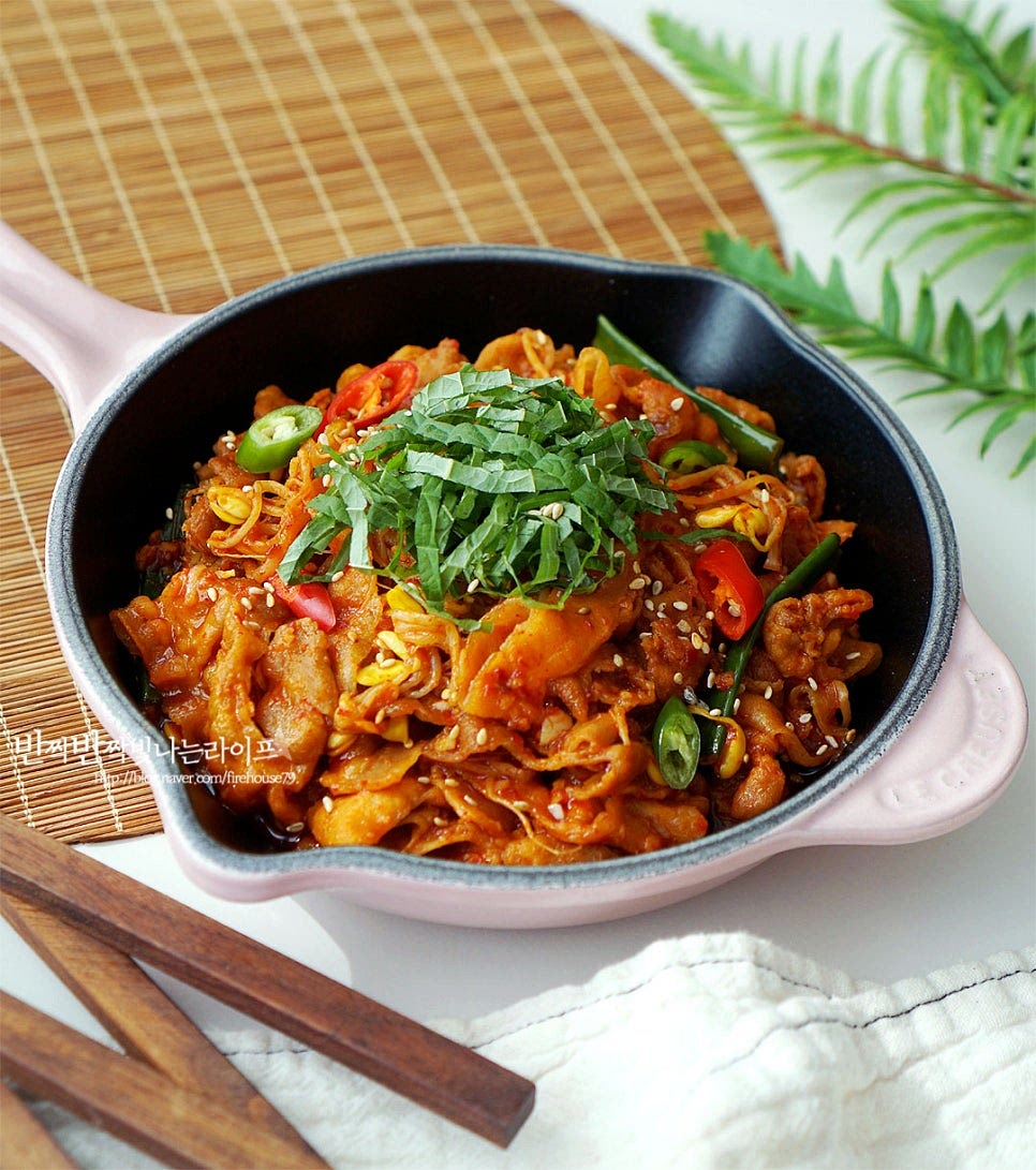 백종원 레시피로 간단하게 완성했습니다. 바로 볶아서 먹으면 재료의 식감도 좋고 콩나물의 채즙과 고기의 고소한 맛이 양념과 맛있게 어우러집니다. 입맛에 따라 재료를 추가해서 푸짐하게 볶아 만들어도 좋고 먹다가 면이나 볶음밥을 추가해도 좋습니다. 반찬은 물론 술안주로 곁들이기도 좋고요. 대패 삼겹살로 간단하고 맛있게 요리해드세요. 끄읕 !