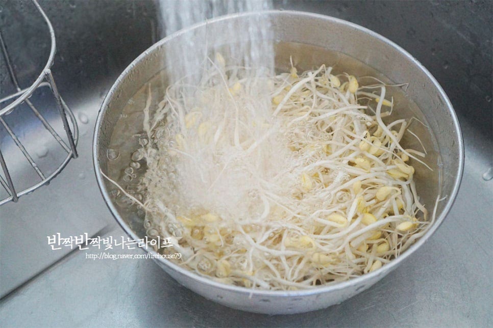 콩나물은 300g 정도 준비했습니다. 조금 더 아삭하게 맛보고 싶다면 찜용을 준비해도 좋을 것 같습니다. 볼에 콩나물이 잠길 정도로 물을 붓고 살짝 흔들어가며 서너 번 헹구어 씻어줍니다. 중간중간 상태가 좋지 않은 것은 골라내어 다듬어줍니다. 세척하여 헹군 뒤 채반에 밭쳐 물기를 털어줍니다.