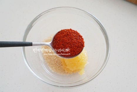 고춧가루 2 큰 술 듬뿍, 고추장 2 큰 술 듬뿍, 진간장 2 큰 술, 황설탕 1½~2 큰 술, 간 마늘 1½ 큰 술, 맛술 2 큰 술, 생강가루와 후추 약간 넣어줍니다. 기본 비율은 재료를 동량으로 넣어주는데 단맛이 있는 편이라 설탕량은 조절해 주면 됩니다. 단맛과 짠맛은 설탕과 간장으로 맞춰주세요. 설탕이 녹을 정도로 잘 섞어서 준비해 줍니다. 미리 만들어 두고 냉장고에서 숙성해두었다가 사용해도 좋습니다.