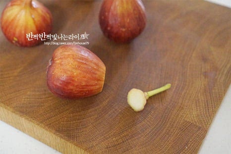 꼭지 부분은 넉넉한 정도로 잘라내어 준 뒤 약간 작은 크기로 썰어줍니다. 껍질과 과육이 연해서 냄비에 넣고 바로 으깨어주셔도 좋습니다.