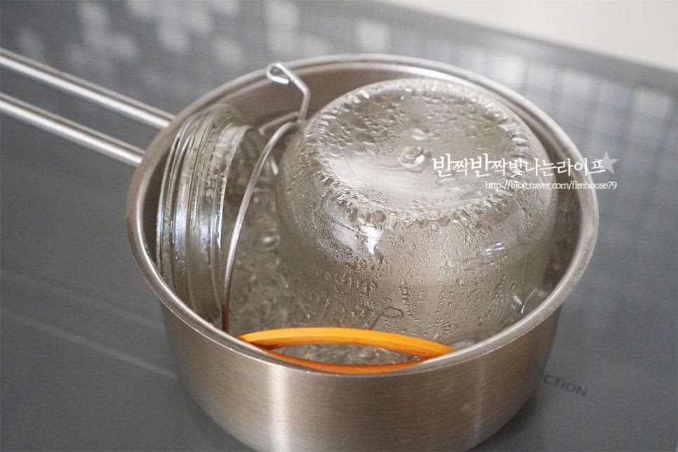 설탕과 버무리는 동안 보관할 밀폐유리병은 열탕소독해둡니다. 소독 후 물기를 건조해 주셔야 곰팡이 없이 보관이 가능합니다.