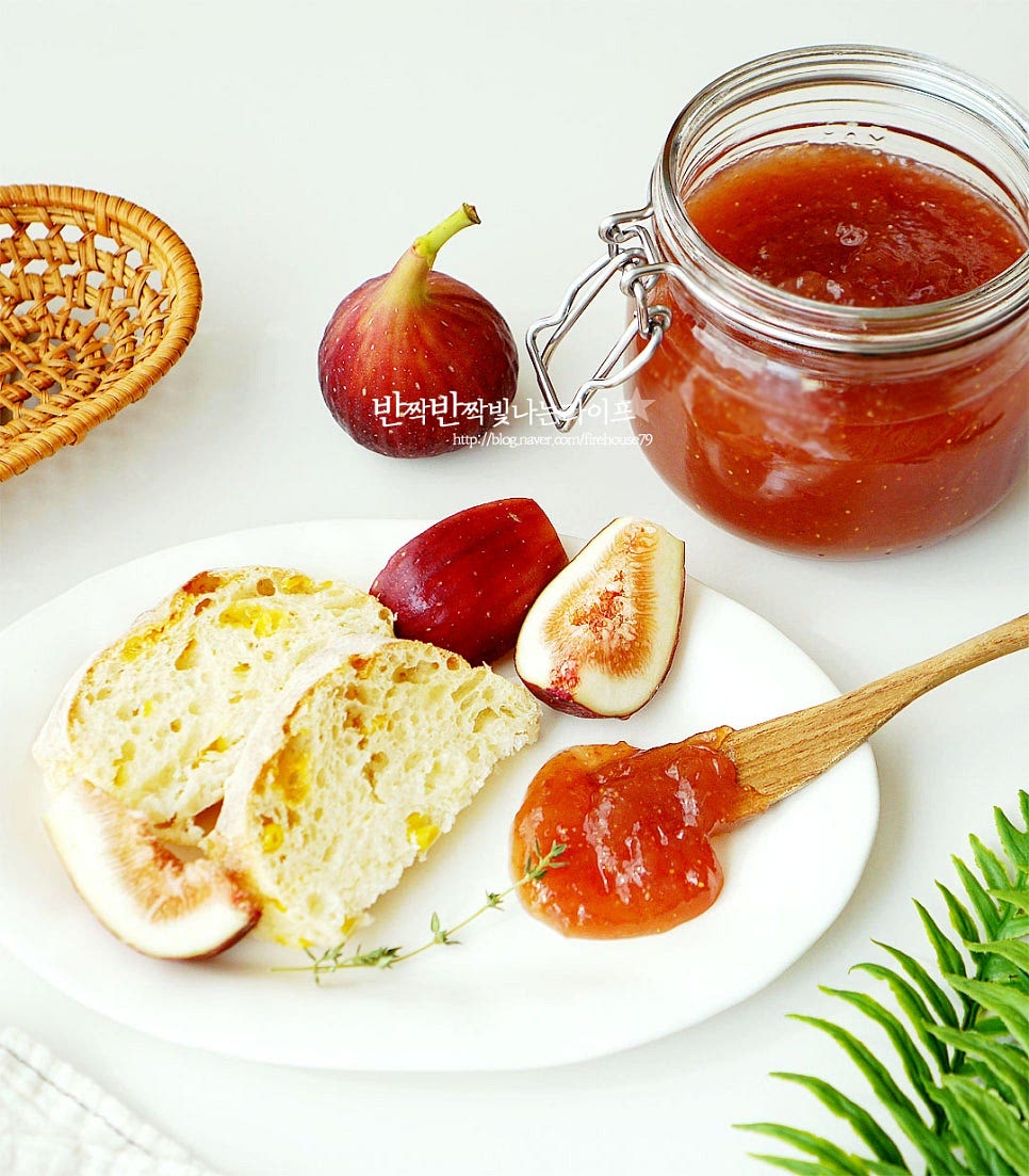 완성한 무화과잼은 소독한 유리병에 담아 식으면 냉장보관하면 됩니다. 먹기좋게 손질한 뒤 설탕 비율에 맞추어 끓여주면 되는 간단한 레시피로 완성입니다. 빵 위에 발라서 먹어도 맛있고 요거트 토핑이나 크림치즈와 곁들여 샌드위치 만들어먹어도 맛있는 간식이 된답니다. 제철 무화과요리 맛있게 만들어드세요. 끄읕 !