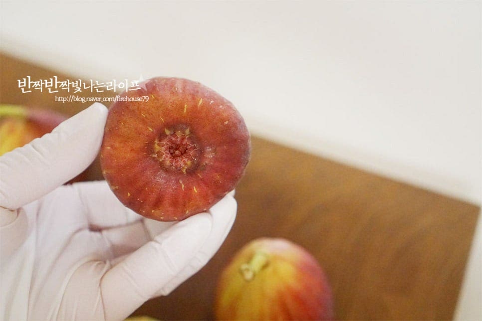 껍질째 먹는 과일이기 때문에 세척을 해주는 것도 중요한데요. 잘 익을수록 밑동이 십자 모양으로 갈라지는데 그 사이로 물이 들어가면 맛이 싱거워질 수 있으니 그 부분을 주의하여 세척해주면 됩니다. 갈라진 부분으로 물이 들어가지 않게 꼭지가 위로 향하게 들고 흐르는 물에 껍질부분을 문질러 세척해줍니다. 물에 담가 씻지않는게 좋습니다. 세척 후 키친타월로 물기를 제거해줍니다. 물기가 남아있지 않게 꼼꼼하게 제거해야 곰팡이가 생기지않습니다.