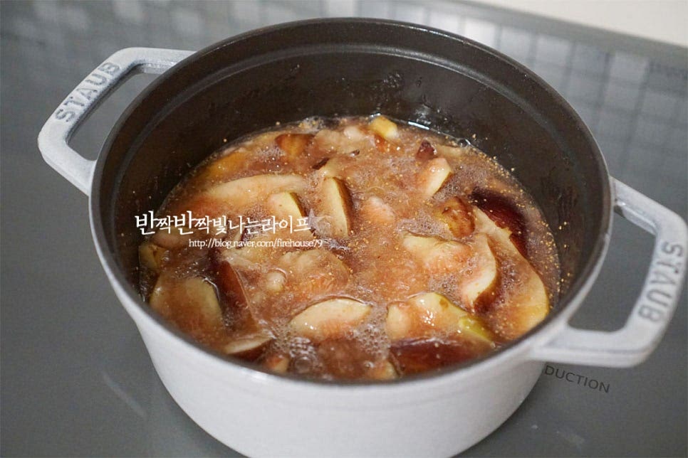 재료를 섞은 냄비를 불 위에 올려 끓입니다. 설탕과 어우러지면서 과즙이 나온 상태로 중불에서 먼저 끓입니다. 끓어오르면 레몬즙 2 큰 술을 넣어줍니다. 레몬은 바로 착즙해서 넣었는데 시판용을 넣어도 좋습니다. 레몬즙이 들어가면 풍미를 진하게 더하고 오래 저장하는데도 도움이 됩니다. 끓으면서 수분이 나오면서 과육이 자연스럽게 풀어집니다. 중간중간 눌어붙지 않게 저어가며 끓입니다. 과육이 자연스럽게 풀어지면 적당한 식감으로 맛볼 수 있는데 아이가 식감있는 잼을 잘 먹지 않아서 저는 과육이 풀어질 정도로 끓인 뒤 블렌더로 큰 덩어리를 갈아주었습니다. 이 부분은 입맛에 맞게 만들어주면 됩니다. 계속해서 저어가며 끓입니다. 어느 정도 끓이다 보면 튀어 오르기 때문에 깊이가 있는 냄비에 만드는 것이 좋습니다. 적당하게 걸쭉한 정도로 졸아들면 차가운 물에 조금 떨어뜨려보고 퍼지지 않고 뭉치면 잘 만들어진 것입니다. 너무 되직하게 끓여도 식었을 때 단단하게 굳을 수 있으니 뜨거운 상태에서 약간 묽은 정도로 걸쭉하면 됩니다.