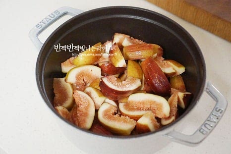 냄비에 손질한 무화과를 넣고 과육의 50% 정도의 설탕을 넣어줍니다. 손질 후 과육이 500g 정도라면 250g을 넣어주면 됩니다. 보관 기간에 따라 1:1 비율로 넣어 만들 수도 있지만 단맛이 진해서 다른 잼 종에 비해서 저는 적당량의 설탕을 넣고 만듭니다. 과육을 넣고 가볍게 저어 버무립니다.