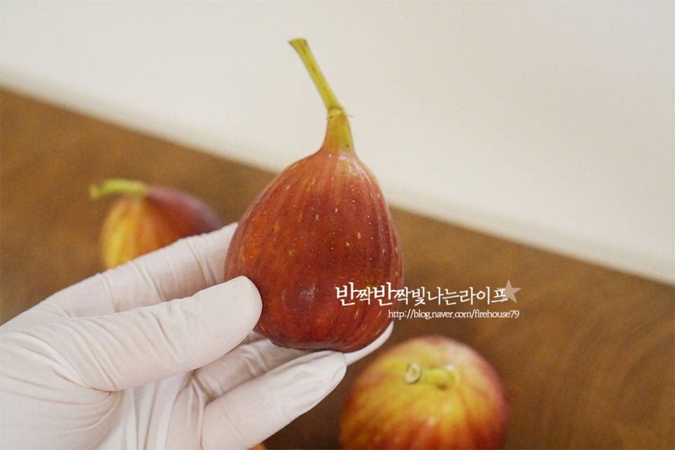 무화과 500g 정도를 준비했습니다. 말랑말랑하게 잘 익은 것은 당도가 높고 향이 진해 생과로 먹으면 달콤합니다. 껍질이 연하고 쉽게 물러지기 때문에 길게 보관이 어려워 잼으로 만들어 먹으면 조금 더 오래 맛볼 수 있습니다.