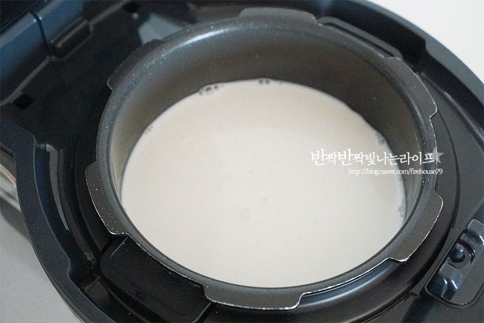 전기밥솥에 넣어준 뒤 1시간 30분 정도 보온 모드로 설정해 줍니다. 두 시간 이상 너무 오래 두면 오히려 발효가 잘되지 않을 수도 있어요. 1시간 30분이 지나 보온을 끈 뒤 뚜껑이 닫힌 그대로 발효가 이어지도록 7~8시간 그대로 둡니다. 8시간 뒤 꺼내어보면 우리가 아는 걸쭉한 상태의 요거트가 만들어져 있어요. 체위에 면포를 펼치고 만들어진 요거트를 부어줍니다. 유청을 분리할 수 있도록 꼭 짜준 뒤 자연스럽게 수분이 빠질 수 있도록 냉장고에서 반나절 정도 둡니다. 여기서 크리미한 정도로 맛보고 싶다면 유청을 빼는 시간을 조절해 주시면 됩니다. 분리하는 시간에 따라 꾸덕한 질감이 달라진답니다. 저는 진하게 만들어 먹고 싶어 밤사이 냉장고에서 유청을 빼주었어요. 면포를 열어보니 진하게 완성되었습니다^^ 참고로 마지막 과정은 리코타치즈 만들기와 비슷해요. 과일이나 견과, 꿀과 같은 시럽을 곁들이면 더 든든하고 맛있게 드실 수 있어요. 과일청을 곁들이면 과일요구르트 맛이 나서 잘 어울리니 있다면 드셔보세요~ 영상도 같이 담았어요. 꾸덕꾸덕하고 진한 플레인 요구르트 만들기 밥솥을 활용하니 어렵지 않죠~ 수제요거트 만들어 먹음 더 건강하게 챙겨 먹는 기분이 드는 것 같아요. 밥솥 그릭요거트 만들기 맛있게 만들어 드세요^^ 끄읕 !