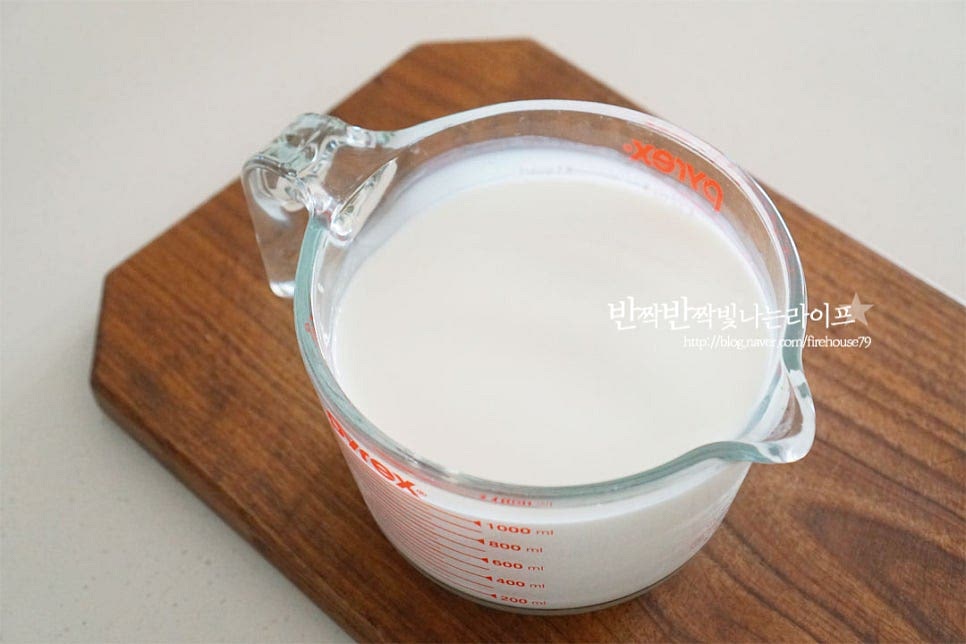 그릭요거트를 만들기 위해서는 우유와 마시는 요구르트, 밥솥 세 가지만 준비하면 되는데요. 기본 재료인 우유와 요구르트를 준비함에 있어 중요 포인트만 알고 만들면 실패하지 않아요. 우유 같은 경우 가장 기본 우유를 준비해 줍니다. 저지방, 무지방이 아닌 가장 기본입니다. 유산균음료 같은 경우 농후발효유를 꼭 넣어주셔야 합니다. 시중에 판매되는 유산균음료를 보면 발효유 또는 농후발효유라고 적혀있는데요. 맛이 첨가되지 않은 기본 플레인으로 농후발효유를 확인하여 준비해 주세요. 요거트 음료 종류에 따라 신맛과 질감의 차이는 있을 수 있습니다.