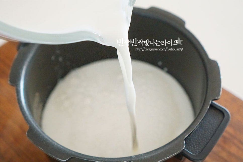 밥솥에 우유와 유산균 음료를 부어줍니다. 차가운 상태인 것보다는 냉기를 빼준 뒤 발효해 주시면 더 잘 만들어져요. 주걱으로 가볍게 저어 섞어줍니다.