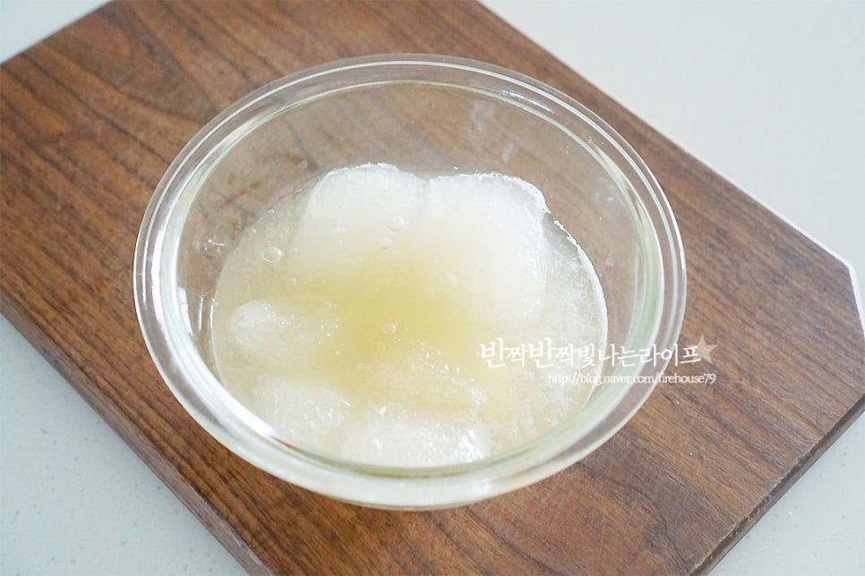 국수 육수를 만들어요. 동치미나 고기로 우린 종류가 있는데요. 기호에 따라 준비해 주시면 되어요. 저는 오늘은 고기 국물 준비했어요. 미리 냉동실에 얼려두었다가 잠시 찬물에 담가두니 딱 먹기 좋게 살얼음 동동 떴어요^^ 얼려두면 시원하게 맛볼 수 있죠. 따로 담아두었던 빨간 양념을 체에 밭쳐 넣어줍니다. 시판 제품의 간에 따라 양을 조절해 주시면 되고, 체에 한번 걸러주면 보다 깔끔하게 맛볼 수 있답니다. 추가로 설탕과 식초로 새콤달콤한 맛을 더해주는데요. 익은 정도 신맛에 따라 설탕을 조절하여 넣어주고, 식초 역시 취향의 차이가 있으므로 조금씩 넣어 간을 맞추어 주세요. 국물만으로도 시원한 감칠맛이 가득해요~