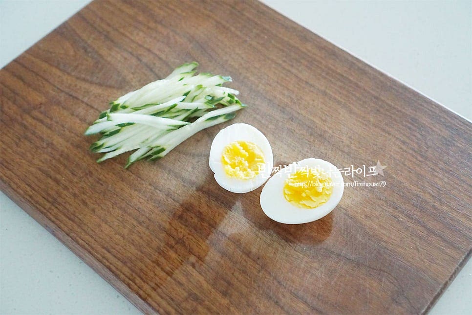 곁들일 고명으로 오이와 당근은 채를 썰고, 삶은 계란도 준비했어요. 여름엔 역시 오이 고명이 최고죠. 계란도 빠지면 섭섭하고요. 쌈무를 길게 썰어 넣어도 좋아요.