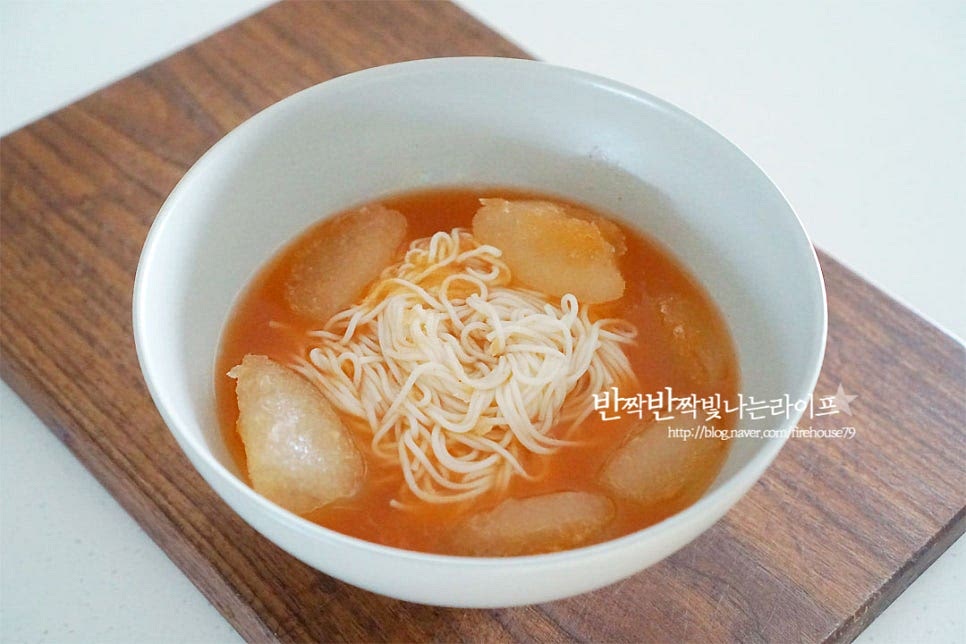 소면을 돌돌 말아 그릇 가운데 올리고 가장자리로 국물을 부어줍니다. 그리고 열무와 고명을 올려줍니다. 시원한 국물에 먹는 면은 더운 날 더위를 날려주는 맛이에요. 특유의 감칠맛과 잘 익은 김치의 깊은 맛이 어우러지고 아삭하게 씹히는 고명까지 한 그릇 뚝딱 비우는 맛이에요. 영상도 같이 담았어요. 여름엔 냉장고에 시판국물을 미리 얼려두면 불앞에 서서 재료를 우려 맛을 낼 필요 없이 초간단으로 맛을 낼 수 있어 편해요. 열무국수 만드는 법 양념+설탕+식초 배합만 잘하면 실패 없는 성공에에요. 김치말이국수 깊고 시원한 맛 살려 간단하면서도 맛있게 만들어 드세요^^ 끄읕 !