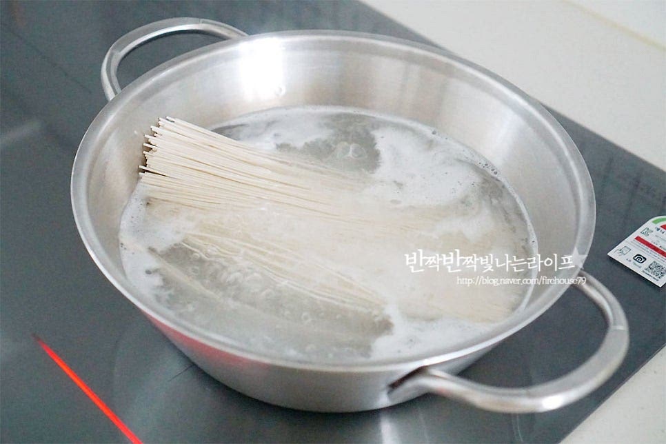 소면을 삶아줍니다. 바글바글 물이 끓으면 면을 넣어줍니다. 보통 1인분 기준 100g 정도 생각하면 되는데 양에 따라 넉넉하게 삶으셔도 좋아요. 파르르 끓어올라 넘치려고 하면 찬물을 약간 부어 끓여줍니다. 이렇게 두세 번 반복하여 주면 면발이 훨씬 쫄깃쫄깃해요. 찬 국물에 말아먹는 건 면을 덜 삶으면 밀가루 냄새가 날 수 있어 완전히 익힌 뒤 찬물에 흔들어 씻어 주어요.