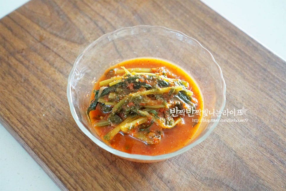 맛있게 익은 재료를 준비했어요. 냉장고 사정에 따라 배추김치를 준비해 주셔도 좋아요. 국물과 건더기를 분리해 줍니다.