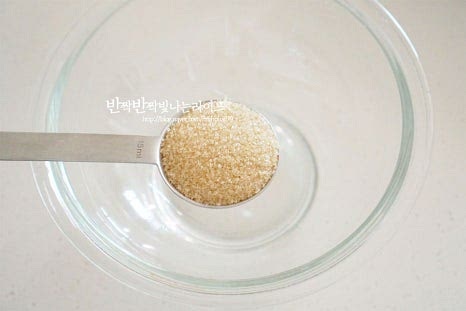 비빔국수를 만들 때 중요한 것이 바로 양념장이죠. 양념소스만 만들면 소면 삶아 익히고 부재료 곁들여 비벼 먹음 완성이라 오늘은 집에서 간단하게 요리할 수 있는 백종원비빔국수 양념장으로 넉넉한 크기의 볼에 고추장 1/3컵, 고운 고춧가루 1/2 큰 술 진간장 3 큰 술, 간 마늘 1 큰 술 황설탕 3 큰 술, 양조식초 4 큰 술을 넣어줍니다. 장맛에 따라 짠맛은 조절하고 식초와 설탕으로 신맛과 단맛을 입맛에 맞게 넣어주세요. 우리집은 신랑이 신맛을 좋아하지 않아 식초를 반으로 줄이고 열무 국물을 넣어서 감칠맛을 살려주었습니다. 숙성된 김치국물이 들어가면 맛이 더 깊어집니다. 농도에 따라 물엿을 첨가해도 좋으며 설탕이 녹을 수 있도록 잘 섞어줍니다. 미리 만들어 냉장고에 숙성해두었다가 소면 삶아서 비빔국수 만들어도 좋습니다,