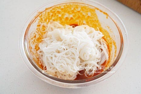 만들어둔 양념장에 삶은 면을 넣고 버무립니다. 따로 담아서 비벼 먹어도 되지만 면을 먼저 버무려주면 먹기 편해요.