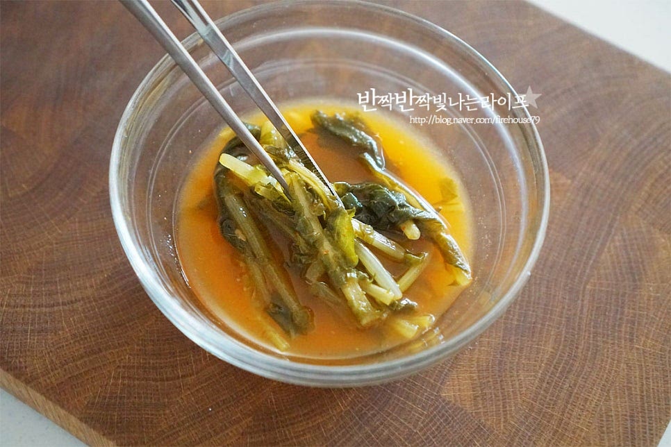 잘 익은 열무김치를 준비했습니다. 건더기와 국물을 같이 곁들였는데 입맛에 따라 양을 조절해 주면 됩니다. 새콤하게 익은 국물은 양념장에 넣으면 깊은 맛을 더해주어 맛이 좋아요. 백종원 레시피에서 식초와 함께 추가로 넣어주었답니다. 오이는 어슷하게 편으로 자른 뒤 곱게 채를 썰어줍니다. 열무의 아삭한 식감이 오이의 시원한 맛과 잘 어울려요. 그 외 단무지, 배추김치, 양배추 등 좋아하는 재료를 더해주셔도 좋습니다. 빠지면 섭섭한 계란은 2개 삶아줍니다. 냄비에 잠길 정도로 물을 붓고 식초와 소금 약간 넣고 완숙 또는 반숙으로 삶아주세요. 저는 10분 정도 삶아주었습니다.