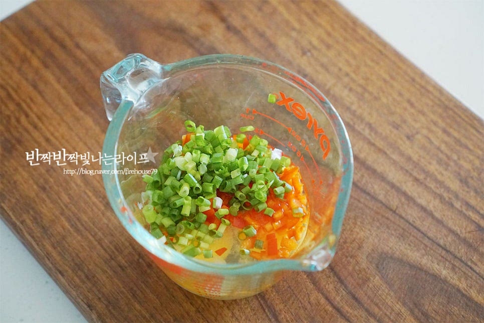 볼에 달걀을 깨뜨려 넣고 다진 채소를 같이 넣어줍니다. 감칠맛이 느껴지도록 소금 한 꼬집을 넣어줍니다. 기본적으로 맛살에 간이 되어있어 케첩과 같은 소스를 곁들인다면 소금 간은 생략 가능해요. 부드럽게 잘 풀어줍니다. 알끈까지 곱게 풀어주어야 굽기 편합니다.