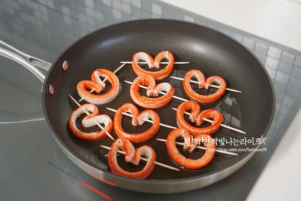 달군 팬에 식용유 약간 두르고 맛살꼬치를 올려줍니다. 속까지 타지 않고 전을 굽기 위해 중약 불로 불을 조절해 준 뒤 하트 속을 달걀물로 채워줍니다. 천천히 구워 속을 반 이상 익힌 뒤 뒤집어 노릇하게 구워주면 됩니다. 구워지면서 노릇하고 고소한 풍미를 느낄 수 있어요. 타지 않게 중약 불로 익혀주면 되어요. 속까지 잘 구워지면 나무꼬치는 제거하여 그릇에 풍성하게 담아줍니다. 게향이 느껴지는 가운데 고소한 계란과 산뜻한 채소의 조합이 맛이 없을 수가 없어요~ 영상도 같이 담았어요. 달걀물에 그냥 구워도 맛있지만 하트로 전을 만들면 예쁜 모양과 색감이 더 맛깔나보여 자꾸만 손이 가요. 온 가족이 좋아하는 간단한 반찬이나 다가오는 명절에 전요리로 준비해도 좋을 것 같아요. 하트 맛살전 레시피로 고소하고 맛있는 맛살요리 즐겨보세요^^ 끄읕 !