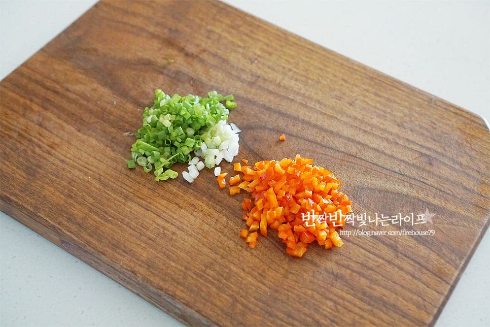 계란에만 부쳐먹어도 맛있는 맛살전이지만 냉장고 속 자투리 채소를 잘게 잘라 넣어주면 맛도 좋고 든든하게 먹기도 좋아요. 쪽파와 파프리카를 잘게 다져 썰어줍니다. 당근이나 양파, 대파 등 여러 가지 채소를 넣어주면 됩니다.