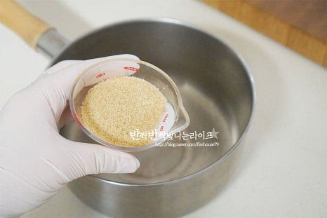 새콤달콤한 감칠맛이 나는 배합초를 만들어주는데요. 기본적으로 들어가는 재료는 물, 설탕, 식초, 소금입니다. 이 양념의 비율을 조절함에 따라 입맛에 맞게 간을 맞출 수 있는데요. 물 2 : 식초 1 : 설탕 1 비율에 적당히 소금을 넣고 감칠맛을 더해줍니다. 여기서 신맛을 좋아하지 않는다면 식초를 줄여 넣고 설탕으로 단맛을 맞추어주세요. 황설탕 1/2컵, 사과식초 1/2컵 물 1컵, 소금 1 작은 술 넣어줍니다. 식초는 종류마다 신맛의 정도가 달라 맞추어주셔야 너무 새콤하지 않아요. 오이피클 특유의 풍미를 더해주기 위해 피클링스파이스를 넣어주는데요. 후추, 정향, 겨자씨, 올스파이스 등이 들어있는 혼압 스파이스의 일종으로 활용하는 향신료인데요. 많이 넣으면 향이 강해지니 어우러질 정도로 넣어주면 됩니다. 피클링스파이스 1 작은 술, 월계수잎 1장 넣어줍니다.