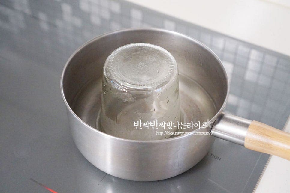 보관할 유리병은 열탕소독하여 주는데요. 소독한 병에 담으면 조금 더 오래 보관이 가능해요. 용기가 1/3 이상 잠길 정도로 물을 붓고 중간 불로 끓이다가 끓어올라 열이 전달되면 물기를 털어 세워서 끓이면 물기가 깔끔하게 제거되도록 열탕 소독할 수 있어요. 물기를 건조한 밀폐 유리병에 준비해두었던 야채와 레몬을 넣어줍니다. 끓여서 뜨거운 상태 그대로 부어줍니다. 뜨거울 때 부어야 아삭아삭합니다. 뚜껑을 닫고 실온에서 열기를 식힌 뒤 그대로 냉장고에서 2~3일 차갑게 냉장고에서 숙성해 줍니다. 3일 뒤 열어보면 아삭하고 새콤달콤 맛나요. 먹기 좋게 숙성된 뒤 뚜껑을 열어보면 오독오독 개운한 맛이 느껴지는데요. 한번 만들어보면 간단해서 종종 만들어 먹게 되는 메뉴랍니다. 영상도 같이 담았어요. 오이 무피클은 재료 본연의 시원한 맛이 스며들어 식감은 물론 맛과 향이 좋아요. 먹기좋게 자른 재료에 끓인 주스를 부어주면 수제 피클 만들기 완성이에요. 신맛과 단맛이 어우러지는 사이로 아삭하고 시원한 맛이 맛있는 오이피클 만드는 법 간단한 비율만 알면 어렵지 않은데요. 맛있게 요리해 드세요. 끄읕 ! ps. 피클과 어울리는 파스타 !