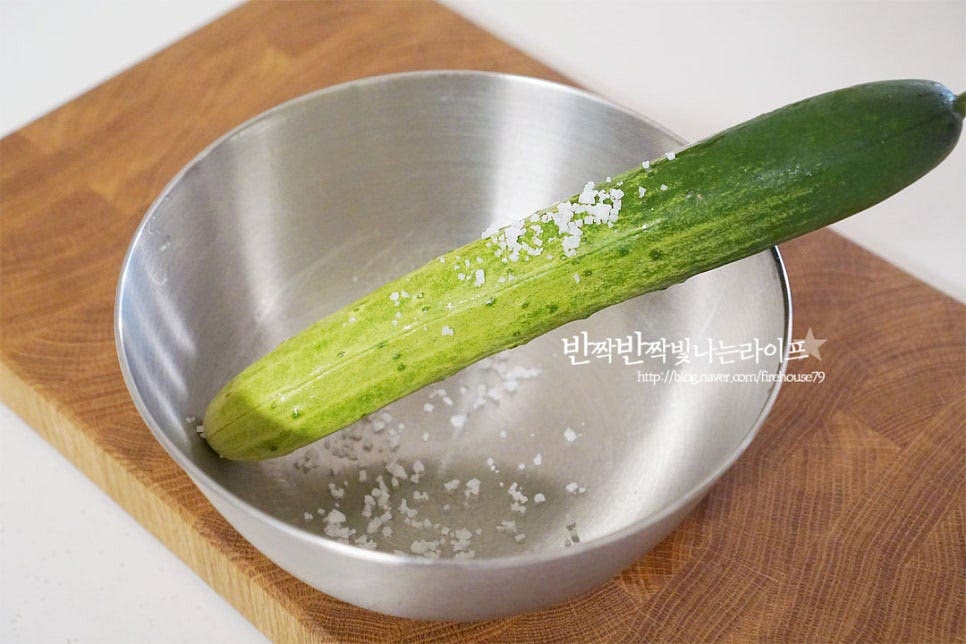 아삭하게 무르지 않은 백오이를 준비하여 굵은소금으로 살살 문질러 헹구어 세척해 줍니다. 쓴맛이 나는 양 끝은 잘라내어 줍니다. 0.7~0.8cm 두께로 일정하게 썰어줍니다. 물결 모양을 낼 수 있는 칼을 사용하여 보기에도 먹음직스럽고 아삭하게 맛볼 수 있도록 잘라주었습니다. 무는 껍질을 벗긴 뒤 1cmⅹ4~5cm 길이로 잘라줍니다. 무 역시 모양을 내어 썰어주었답니다. 색감을 더해주는 미니파프리카는 꼭지와 심지를 제거한 뒤 한 입 크기로 네모나게 잘라주고, 상큼한 풍미를 더해주는 레몬은 슬라이스한 뒤 4등분 해주었습니다. 그 외 양배추나 양파, 아스파라거스 등 냉장고 속 야채를 활용하면 다채로운 맛과 식감을 낼 수 있습니다.