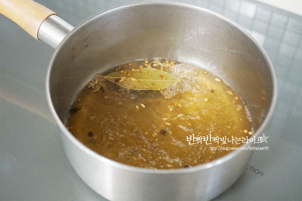 재료를 넣은 냄비를 불 위에 올려 끓여줍니다. 재료가 녹을 정도로 파르르 끓인 뒤 불을 끕니다. 오래 끓이면 식초의 신맛이 날아갈 수 있어요.
