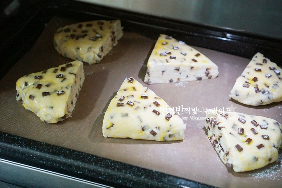 180도로 예열한 오븐에 20~25분 구워줍니다. 오븐 사양과 크기에 따라 온도와 시간을 조절하여 구워주어요. 노릇하게 구워지면 식힘망에 올려 한 김 식혀 맛있게 드시면 된답니다~ 카페에서 먹는 것 같은 겉바속촉의 달콤하고 고소한 풍미가 커피나 차와 정말 잘 어울려요. 겉식감이 바삭하고 속은 결대로 촉촉한 게 매력이죠. 영상도 같이 담았어요. 홈베이킹 중에서도 만들기 어렵지 않고 버터가 녹지 않게 반죽을 만들어 휴지시켜 구워주면 되기 때문에 몇 가지 레시피 포인트만 알면 보다 쉽고 맛있게 만들어 드실 수 있답니다. 초코 스콘 만들기 직접 만들어 더 맛이 좋고 만들기 어렵지 않게 즐길 수 있답니다. 맛있게 만들어 드세요^^ 끄읕 !