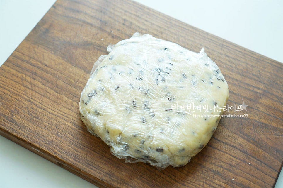 한 덩어리 반죽을 랩으로 감싸 냉장고에 넣고 30분 정도 휴지해줍니다. 30분 뒤 냉장고에서 꺼내어 먹기 좋은 크기로 잘라줍니다. 일정한 간격으로 올려줍니다. 3cm 정도 두께도 납작하게 모양을 잡은 뒤 취향에 따라 세모, 네모, 동그라미 등 모양을 만들어 주시면 됩니다. 윤기나고 먹음직스럽게 구워주기 위해 달걀노른자를 얇게 발라주어요. 초코칩도 몇 개 콕콕 올려준 뒤 슈가파우더를 체에 내려 위에 약간 올려주었어요. 이건 선택사항입니다~