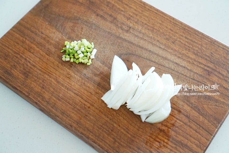 양파는 채를 썰어주고, 쪽파나 실파는 송송 썰어줍니다. 실파나 쪽파 대신 대파도 좋아요. 팽이버섯은 양파 길이와 밸런스를 맞추어 먹기 좋게 썰어줍니다. 달걀은 부드럽게 풀어 줍니다. 돈까스는 냉동제품을 구워주셔도 좋고 직접 만들어 주셔도 좋아요. 저는 만들어 둔 게 남은 게 있어 데워서 요리해 주었어요. 돈까스 만드는법은 아래를 참고해 주세요. 차가운 물 150ml에 다시마를 넣어 20분 정도 우려 다시마 육수를 준비했어요.