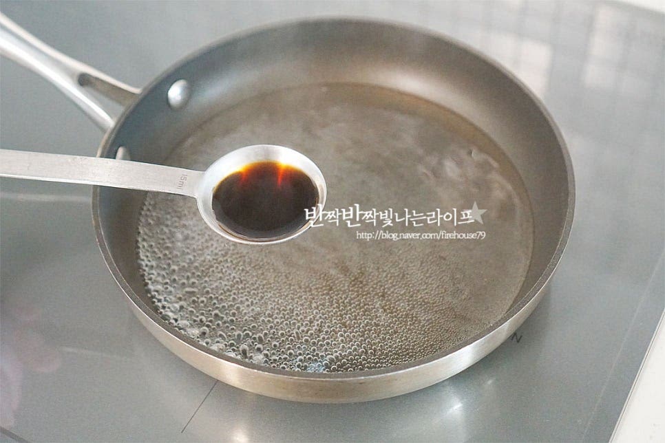 가츠동 소스는 쯔유를 활용하여 간단하게 만들어 줄 것이랍니다. 가다랑어포를 따로 넣을 필요 없이 쯔유 농축 정도에 따라 양을 조절하여 넣어주시면 맛있게 즐기실 수 있어요. 다시마 육수 150ml, 진간장 1 큰 술 쯔유 1½ 큰 술, 맛술 2 큰 술 황설탕 1/3 작은 술 넣어줍니다. 육수 양은 화력이나 냄비에 따라 조절하여 주세요. 설탕이 완전히 녹고 바글바글 끓으면 간을 맞추어 준 뒤 양파와 팽이버섯을 넣어줍니다. 양파가 익을 정도로 끓여줍니다. 튀겨낸 돈까스를 넣어줍니다. 그리고 가장자리로 계란물을 부어줍니다. 달걀은 완전히 익히지않고 반숙정도로 부드럽게 익으면 마무리하여 줍니다.